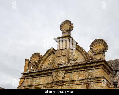 Détail architectural avec sculpture de coquillages en pierre sur une arcade à Stanway House, Gloucestershire, Royaume-Uni Banque D'Images