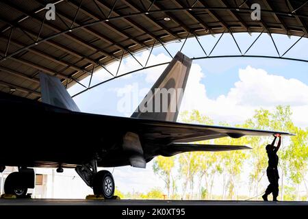 Base aérienne royale australienne, territoire du Nord, Australie. 30th août 2022. Airman Teagan McArthur, chef d'équipage du 154th Aircraft Maintenance Squadron, dirige des vérifications avant vol sur un F-22 Raptor avant de rouler à la base aérienne royale australienne Tindal, territoire du Nord, Australie, en août. 30, 2022. Les aéronefs et les aéronefs des Forces aériennes du Pacifique opèrent dans toute l'Indo-Pacifique pour aider à maintenir un ordre international fondé sur des règles. Credit: US Air Force/ZUMA Press Wire Service/ZUMAPRESS.com/Alamy Live News Banque D'Images