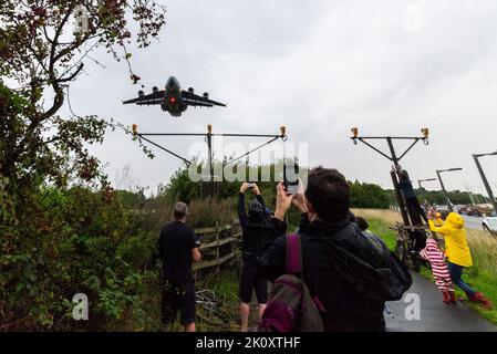 Royal Air Force C-17 Globemaster avion de transport transportant le corps de la Reine atterrissage à RAF Northolt, Londres, Royaume-Uni à partir d'Édimbourg. Observation de la foule Banque D'Images