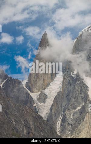 Une verticale de Lady Finger du nid d'Eagle à Karimabad, autoroute de Karakoram, Pakistan Banque D'Images