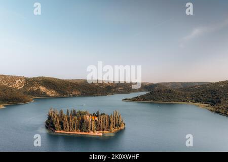 Vue aérienne du monastère de Visovac, situé dans le parc national de Krka et construit au-dessus des anciennes catacombes romaines.petite île au milieu de la rivière. Banque D'Images