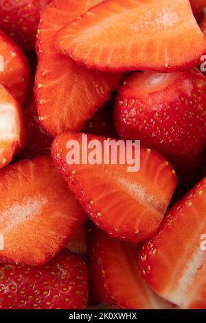 Beaucoup de fraises mûres rouges dans un gros plan coupé. Banque D'Images