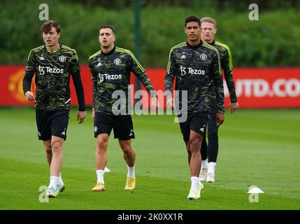 Victor Lindelox, Diogo Dalot et Raphael Varane de Manchester United lors d'une séance d'entraînement au complexe d'entraînement Aon, dans le Grand Manchester. Date de la photo: Mercredi 14 septembre 2022. Banque D'Images