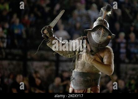 Pula, Croatie. 13th septembre 2022. Les membres de Spectacula Gladiatoria, une association de deux fois lauréats mondiaux en gladiateurs, se battent dans l'amphithéâtre historique à l'occasion du 120th anniversaire de l'existence du Musée archéologique d'Istrie à Pula, en Croatie, sur 13 septembre 2022. Photo: Srecko Niketic/PIXSELL Credit: Pixsell photo & Video Agency/Alay Live News Banque D'Images