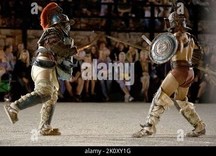 Pula, Croatie. 13th septembre 2022. Les membres de Spectacula Gladiatoria, une association de deux fois lauréats mondiaux en gladiateurs, se battent dans l'amphithéâtre historique à l'occasion du 120th anniversaire de l'existence du Musée archéologique d'Istrie à Pula, en Croatie, sur 13 septembre 2022. Photo: Srecko Niketic/PIXSELL Credit: Pixsell photo & Video Agency/Alay Live News Banque D'Images