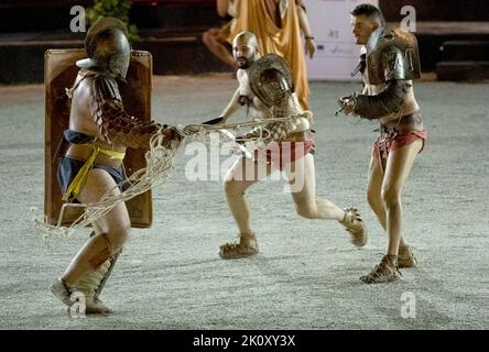 Pula, Croatie. 13th septembre 2022. Les membres de Spectacula Gladiatoria, une association de deux fois lauréats mondiaux en gladiateurs, se battent dans l'amphithéâtre historique à l'occasion du 120th anniversaire de l'existence du Musée archéologique d'Istrie à Pula, en Croatie, sur 13 septembre 2022. Photo: Srecko Niketic/PIXSELL Credit: Pixsell photo & Video Agency/Alay Live News Banque D'Images