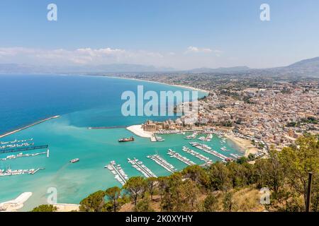 San Vito Lo Capo, Sicile - 8 juillet 2020: Vue sur Castellammare del Golfo depuis le sentier côtier du parc naturel de Zingaro, Sicile, Italie Banque D'Images