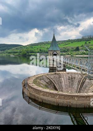 Un cliché vertical de l'évacuateur de fuites Bell-Mouth et de la tour de vanne. Pontstickl Reservoir, pays de Galles du Sud, Royaume-Uni. Banque D'Images