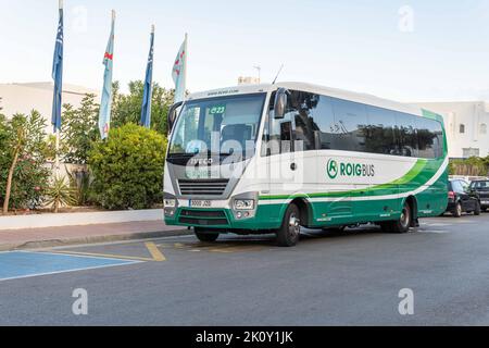 Cala d'Or, Espagne; septembre 10 2022: Bus de transfert touristique de la compagnie de Roigbus, garés devant un établissement touristique. Cala d'Or, île de mal Banque D'Images