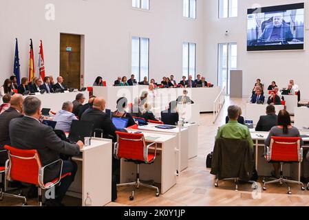 Potsdam, Allemagne. 14th septembre 2022. Avant le débat au Parlement de l'État de Brandebourg, les députés honorent l'ancien dirigeant soviétique Mikhaïl Gorbatchev. Les députés discutent entre autres de la crise énergétique, de la création d'un autre comité d'enquête Corona et de la catastrophe environnementale d'Oder lors d'une séance de questions-réponses. Credit: Jens Kalaene/dpa/Alamy Live News Banque D'Images