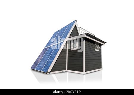 Panneaux solaires sur un toit de maison isolé sur fond blanc. Source d'électricité alternative - concept de ressources durables. Banque D'Images