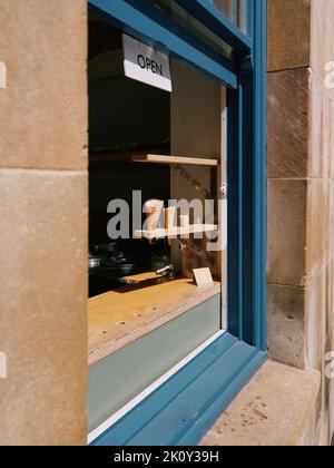 Cornets de crème glacée prêts à remplir à une fenêtre sur une rue d'été à Cambridge Angleterre Royaume-Uni - vitrine de magasin tailles choix Banque D'Images