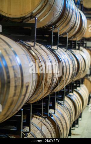 Un cliché vertical de fûts de vin en bois, mise au point sélective Banque D'Images