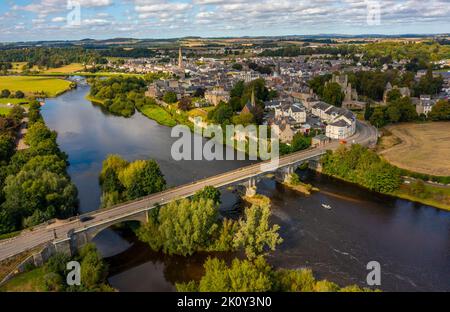 Kelso, frontières écossaises, Royaume-Uni. 14th septembre 2022. ROYAUME-UNI. Il offre une vue sur le Kelso Bridge ou le Rennie's Bridge qui traverse la rivière Tweed à Kelso, aux frontières écossaises. Au-delà du pont se trouve la piscine de jonction, un célèbre lieu de pêche au saumon, il a l'une des saisons les plus longues (du 1 février au 30 novembre) et sa course d'automne est connue pour la taille et le nombre de poissons capturés. Crédit photo : phil wilkinson/Alay Live News Banque D'Images