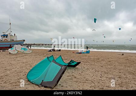 Vorupør, Jutland, Danemark - 13 septembre 2020 : de nombreux kitesurfers pratiquent leur sport sur la côte de la mer du Nord au large du Danemark Banque D'Images