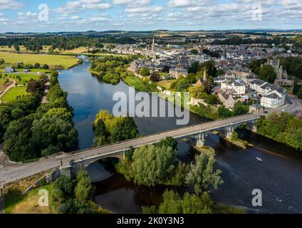 Kelso, frontières écossaises, Royaume-Uni. 14th septembre 2022. ROYAUME-UNI. Il offre une vue sur le Kelso Bridge ou le Rennie's Bridge qui traverse la rivière Tweed à Kelso, aux frontières écossaises. Au-delà du pont se trouve la piscine de jonction, un célèbre lieu de pêche au saumon, il a l'une des saisons les plus longues (du 1 février au 30 novembre) et sa course d'automne est connue pour la taille et le nombre de poissons capturés. Crédit photo : phil wilkinson/Alay Live News Banque D'Images