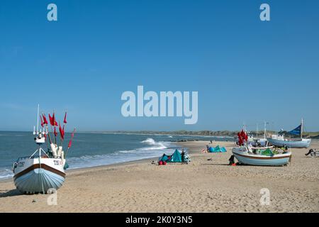 Vorupør, Jutland, Danemark - 14 septembre 2020 : bateaux de pêche traditionnels et touristes par une journée ensoleillée en été sur la plage de Vorupør, dans le nord-est danois Banque D'Images