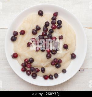 Vue de dessus de porridge de semoule avec baies Banque D'Images