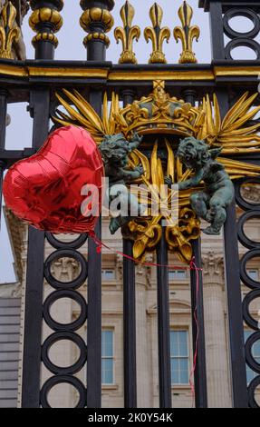 Ballon en forme de coeur sur les grilles de Buckingham Palace à Londres Banque D'Images