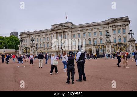 Des policiers masculins et féminins à l'extérieur du Palais de Buckingham après le décès de la Reine Banque D'Images