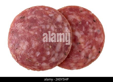 Vue de dessus de deux tranches de salami sec isolées sur fond blanc. Banque D'Images