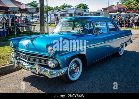 Falcon Heights, MN - 18 juin 2022 : vue d'angle avant à haute perspective d'un toit rigide 2 portes 1955 de Ford Customline lors d'un salon de voiture local. Banque D'Images