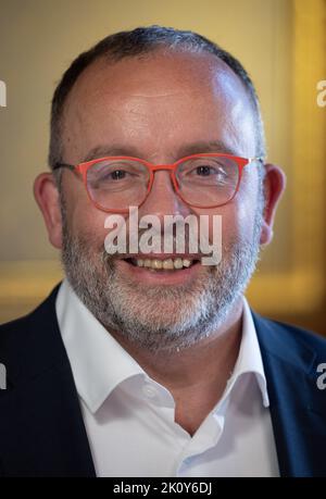 Nouveau Saint-Gilles - Sint-Gillis le maire Jean Spinette pose pour le photographe après la cérémonie de serment du nouveau maire de Saint-Gilles - Sint-Gillis, le mercredi 14 septembre 2022, à Bruxelles. Spinette succède à Picque, qui a été maire de Saint-Gilles - Sint-Gillis pendant 36 ans. BELGA PHOTO BENOIT DOPPAGNE Banque D'Images