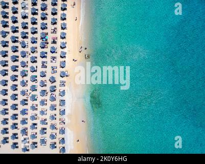 Vue aérienne de haut en bas des rangées de parasols à Elia Beach, Mykonos Banque D'Images
