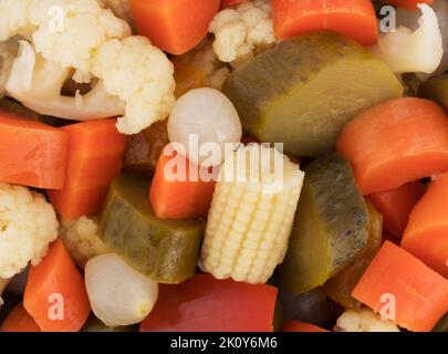 Vue très proche de la giardiniera assortiment de légumes marinés. Banque D'Images
