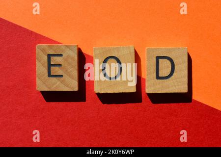 E O D, abréviation de fin de journée, en lettres de l'alphabet en bois isolées sur le fond Banque D'Images