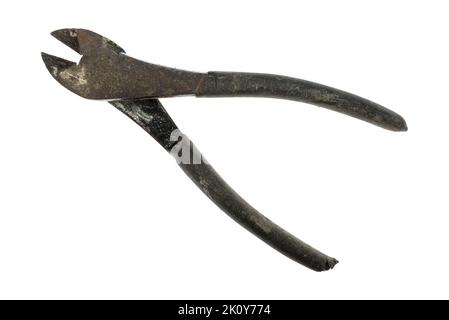 Vue de dessus des anciens coupe-fils avec rouille et saleté de l'âge avec plastique sur les poignées isolées sur un fond blanc. Banque D'Images