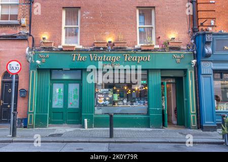 La façade turquois du bâtiment du magasin de thé chinois, le Vintage Teapot à Dublin, en Irlande Banque D'Images