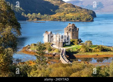 CHÂTEAU D'EILEAN DONAN LOCH DUICH KINTAIL ÉCOSSE FIN ÉTÉ SUR LE LOCH ET DE NOMBREUX TOURISTES TRAVERSANT LE PONT Banque D'Images