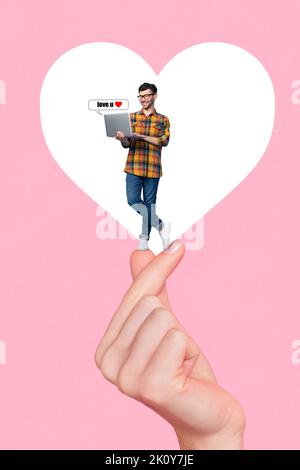 Collage image Pinup pop poster carte postale de l'homme stand paume bras montrer l'amour coréen signe isolé sur fond de dessin Banque D'Images