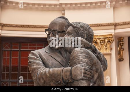 Autour du Royaume-Uni - Morecambe & Wise Statue - intérieur des jardins d'hiver Blackpool Banque D'Images