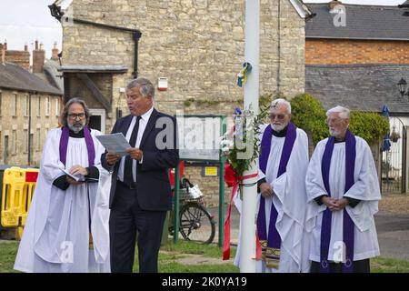 Proclamation de l'accession du roi Charles III par le conseiller paroissial sur le green dans le village de Sharnbrook dans le Bedfordshire Banque D'Images