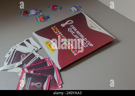 Bauru, Brésil - SEP 12th, 2022: Gros plan de l'album Panini coupe du monde de la Fifa 2022 - Qatar. Gros plan des autocollants de l'album Panini sur le bureau. Hobbie de Banque D'Images