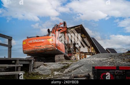 Gros plan d'une excavatrice standard ou sur chenilles qui débarque une maison à Nuuk, au Groenland, le 20 juillet 2022 Banque D'Images
