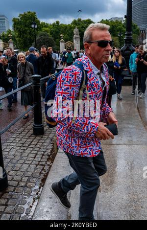 Un homme près de Buckingham Palace porte une veste Union Jack le lendemain de la mort de la reine Elizabeth II, Londres, le vendredi 9 septembre 2022 Banque D'Images