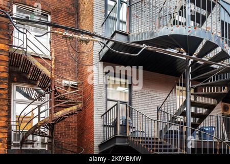 Escalier extérieur métallique rouillé sur un édifice en briques à Montréal, Canada Banque D'Images