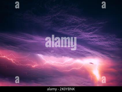 Éclair vif sur le ciel de nuit violet pendant la tempête de tonnerre. Plusieurs frappes de foudre provenant de Thunderstorm. Paysage abstrait fantaisie. Concept activé Banque D'Images