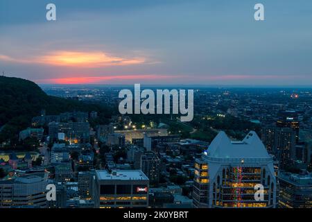 Vue aérienne de Montréal avec lumières de la ville la nuit, Québec, Canada Banque D'Images