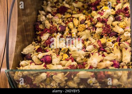 Thé naturel sec à base de plantes roses dans une boîte spéciale sur le marché de rue Banque D'Images