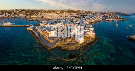 Vue panoramique aérienne sur la ville de Mykonos avec des bâtiments blancs pendant le coucher du soleil d'été Banque D'Images