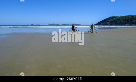 Vue sur les cyclistes sur la plage Norman Beach par une journée ensoleillée dans le parc national Wilsons Promontory, en Australie Banque D'Images