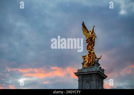 Le soleil se couche derrière le Victoria Memorial, Buckingham Palace après la première journée complète du règne du roi Charles III, Londres, samedi 10 septembre 2022 Banque D'Images