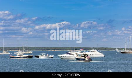 Groupe de bateaux venant et allant à Sag Harbor, NY Banque D'Images