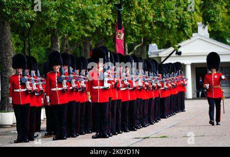 Les membres des Coldstream Guards quittent les casernes de Wellington, dans le centre de Londres, avant la procession cérémonielle du cercueil de la reine Elizabeth II, de Buckingham Palace à Westminster Hall, à Londres. Date de la photo: Mercredi 14 septembre 2022. Banque D'Images