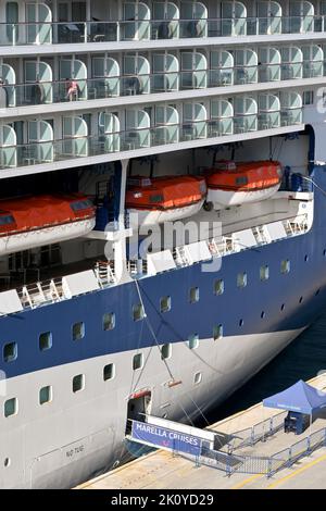 Corfou, Grèce - juin 2022 : bateau de croisière Marella amarré dans le port de Corfou avec une passerelle jusqu'à une porte ouverte pour permettre aux passagers de monter à bord du navire Banque D'Images