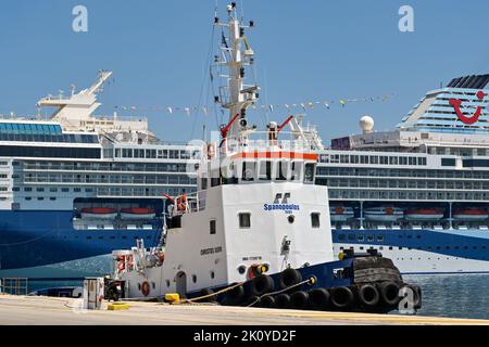 Corfou, Grèce - juin 2022 : remorqueur de lutte contre les incendies amarré dans le port de Corfou avec un bateau de croisière en arrière-plan Banque D'Images